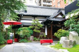 本堂の入り口外観