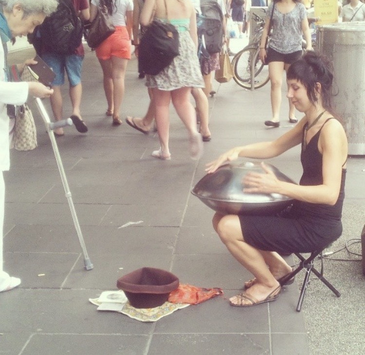 沖縄を感じるハンドパンのミニライブへ